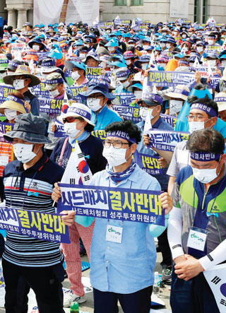 7월 21일 성주 주민들은 서울역에서 ‘막말 없는 시위’, ‘외부 세력 개입 없는 시위’를 벌였다. 외부 세력이 차단돼야 대화가 가능해진다.