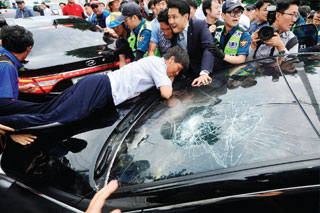 7월 15일 성주군청 앞에서 벌어진 격렬한 시위. 황교안 총리가 탄 차량의 앞유리를 부숴버렸다.
