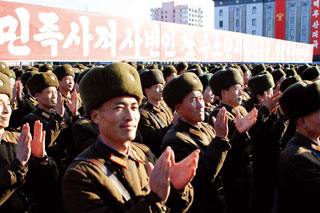 김정은의 생일인 지난 1월 8일 평양의 김일성 광장에서 ‘수소탄 시험(북한의 4차 핵실험) 성공’을 자축하는 북한 군인들.
