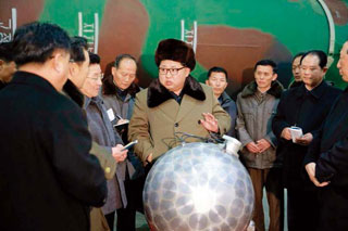북한 노동신문 3월 9일자에 공개된 북한의 미사일 탄두(왼쪽 사진). 이어 이 신문은 3월 15일자에서 대륙간탄도미사일(ICBM)의 대기권 재진입 기술 개발에 성공했다고 주장했다.