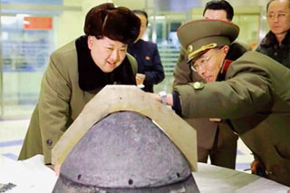 북한 노동신문 3월 9일자에 공개된 북한의 미사일 탄두(왼쪽 사진). 이어 이 신문은 3월 15일자에서 대륙간탄도미사일(ICBM)의 대기권 재진입 기술 개발에 성공했다고 주장했다.