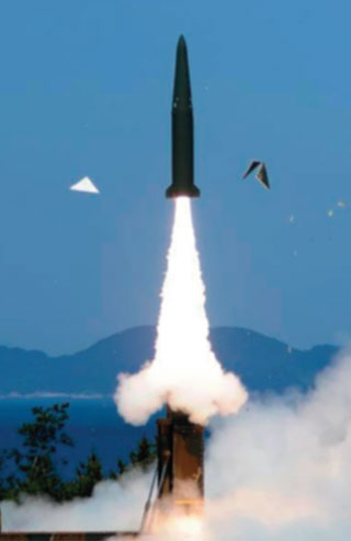국방과학연구소(ADD) 종합시험장에서 발사되는 현무-2B 미사일. 한국형 킬체인의 핵심 무기다.