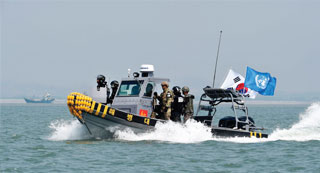 중립수역인 한강 하구까지 들어온 중국 어선을 쫓는 해군의 고속단정. 정전협정 체결 후 한강 하구에 군경이 투입돼 작전을 펼친 건 이번이 처음이다.