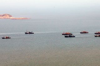 연평도에서 1km쯤 떨어진 북한 섬 석도 해상에서 떼로 몰려 다니며 조업하는 중국 어선들(가운데).