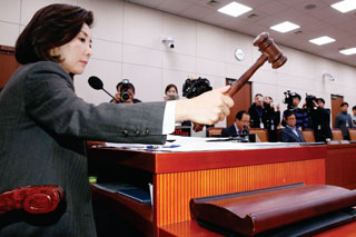 지난 2월 26일 19대 국회 외교 통일위원회의 나경원 위원장이 법안심사소위원회와 전체회의를 잇따라 열어 여야가 합의한 북한인권법을 통과시키고 있다.