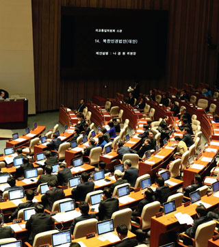 지난 3월 2일 국회 본회의장에서 표결로 채택된 북한인권법. 그러나 이 법은 상충되는 조항을 안고 있어 바로 후속조치를 마련해야 한다.