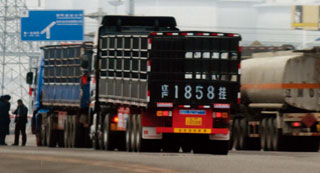 3월 4일 오후 중국 단둥항으로 들어가는 화물 차량이 검문을 받고 있다. 북·중 무역을 어떻게 통제하느냐가 대북 제재의 핵심이다.