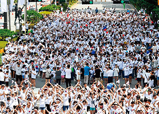 서울 송파구청과 재미난연구소 주최로 열린 ‘광복! 그 벅찬 감동, 춤815 플래시몹’에 참가한 2000여 명의 시민들이 ‘독립군 애국가’에 맞춰 춤을 추고 있다.
