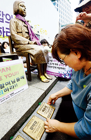 서울 종로구 주한일본대사관 앞에 설치돼 있는 소녀상. 한국에서는 일본군 위안부 문제 해결을 위한 시위가 계속되고 있다.