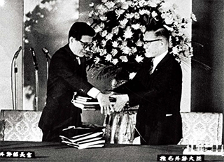 1965년 6월 22일 일본 총리 관저에서 열린 한일협정 조인식. 왼쪽이 이동원 외무부 장관이고 오른쪽은 시나 에쓰사부로 일본 외무상이다.