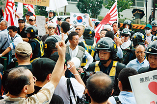 도쿄에서 벌어진 혐한 시위. 한일관계는 1965년 체제가 아닌 새로운 체제로 발전시켜야 한다.