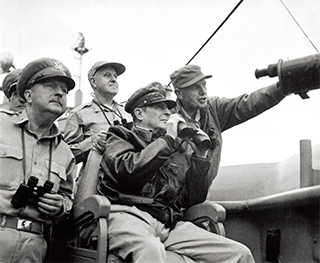 1950년 9월 15일 참모들과 함께 인천상륙작전을 지휘하는 맥아더 원수(오른쪽에서 두 번째).
