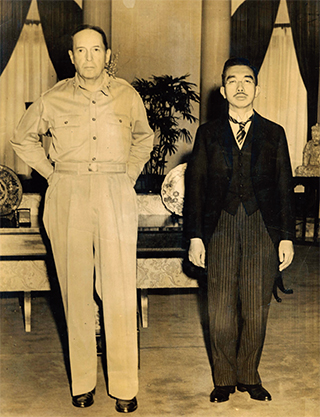 맥아더 원수와 일본 쇼와 천왕. 1945년 패전으로 일본 천왕은 신에서 인간으로 격하되었다.