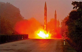 북한 조선중앙TV가 방영한 미사일 발사 장면. 스커드 미사일로 추정된다.