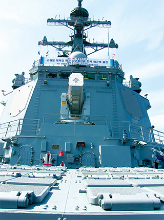 한국 이지스함인 세종대왕함 함수 갑판의 수직발사대. 새로 만드는 이지스함의 수직발사대에는 SM-3를 탑재해 발사된 북한 미사일을 요격해야 한다.
