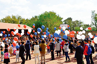 2016년 통일골든벨 행사장에서 펼쳐진 통일 염원 풍선 날리기.