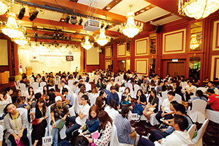 한국 대학생과 반별로 나눠 토론하는 재일동포 청년들(서울 올림픽파크텔).