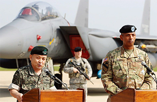 8월 13일 이순진 합참의장(왼쪽)과 빈센트 브룩스 주한미군 사령관이 오산 미 공군기지에서 ‘도발 땐 북한 정권 궤멸’을 약속하는 기자회견을 하고 있다.