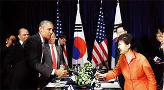 라오스 비엔티안에서 오바마 미국 대통령을 만나 한미공조와 동맹을 재확인한 박근혜 대통령.