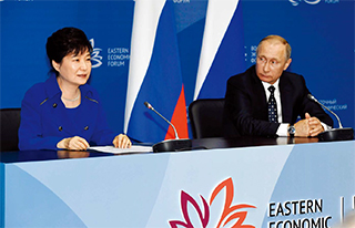 러시아 블라디보스토크에서 열린 동방경제포럼에서 정상회담을 하고 기자회견을 하는 박근혜 대통령과 푸틴 러시아 대통령.