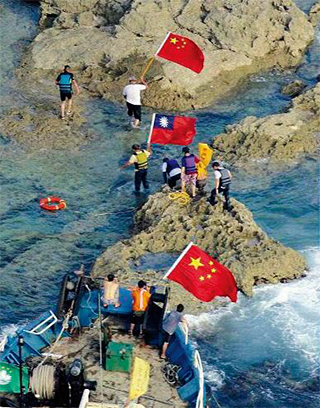 2012년 일본령 센카쿠에 상륙하는 중국과 대만의 청년들. 센카쿠 갈등은 동북아 지도력을 놓고 중국과 일본이 벌이고 있는 경쟁을 보여준다.