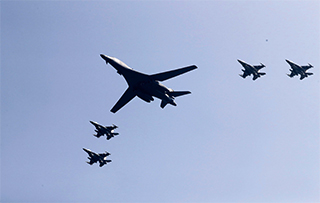 괌에서 날아온 미 공군의 B-1B 폭격기와 F-16 전투기의 편대비행. 
유사시 한미 공군이 구성할 대규모 공격편대군(群)은 응징작전의 핵심이다.