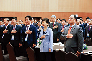 해외자문위원을 청와대로 초청한 박근혜 대통령이 유호열 수석부의장(오른쪽) 등과 국기에 대한 경례를 하고 있다. 