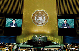 9월 22일 제71차 유엔총회 기조연설에서 “북한이 평화를 사랑하는 유엔의 회원국으로서 자격이 있는지 재고해야 할 시점”이라고 연설을 하는 윤병세 외교부 장관.