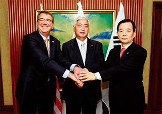 2015년 5월 싱가포르 샹그릴라 호텔에서 만난 미(애슈턴 카터)·일(나카타니 겐)·한(한민구) 국방장관. 
북핵 문제를 풀어가려면 3국의 안보 협력은 절대적으로 필요하다.