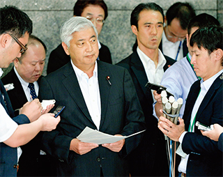 나카타니 겐(가운데) 일본 방위상이 북한이 8월 3일 발사한 탄도미사일과 관련해 발표하고 있다. 그는 노동 미사일이 일본 배타적 경제수역(EEZ)에 떨어진 것은 일본의 안전 보장에 중대한 위협이라고 말했다.