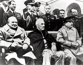 얄타에서 처칠 영국 총리(왼쪽), 스탈린 구소련 공산당 서기장(오른쪽)과 함께한 루스벨트 미국 대통령. 루스벨트는 “험한 강을 건너기 위해서는 악한과도 손을 잡을 필요가 있다”며 구소련과 연합을 했다.