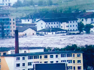 제10호 태풍 ‘라이언록’이 초래한 두만강 홍수. 함경북도 온성군 남양구 시내에선 일부 건물이 지붕 바로 아래까지 물에 잠겼고, 혜산에서는 5층 아파트가 무너져 80여 명이 사망했다.