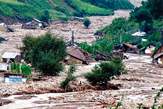 수마가 할퀴고 간 두만강의 한 북한 마을. 함북 지역의 피해가 자심한 데도 김정은은 현지 방문을 하지 않았다. 