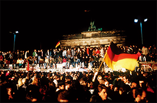 1989년 11월10일 동독이 국경을 개방한다는 발표가 있자, 베를린의 브란데부르크문 곁에 있는 
베를린장벽에 올라가 통일을 자축하는 동서베를린 시민들.