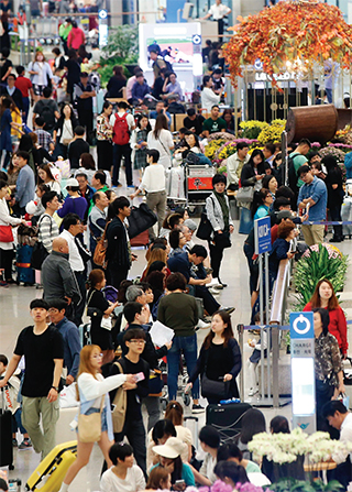 중국 국경절 인천공항으로 들어오는 중국 유커들.