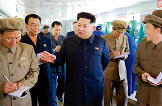 신의주 측정계기공장을 방문한 김정은. 경제 붕괴에도 불구하고 군수 관련 공장은 돌아간다.
