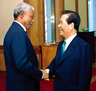 남아공 대통령직을 끝낸 다음인 2001년 한국을 방문해 김대중 대통령을 만난 넬슨 만델라.