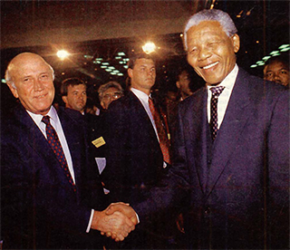 300년 만의 흑백 차별 정책 종식에 합의한 넬슨 만델라 아프리카 민족회의 의장(오른쪽)과 프레데릭 데클레르크 남아공 대통령. ‘아파르트헤이트’ 폐지로 두 사람은 1993년 노벨평화상을 공동 수상했고, 남아공은 국제사회의 일원으로 복귀하였다.