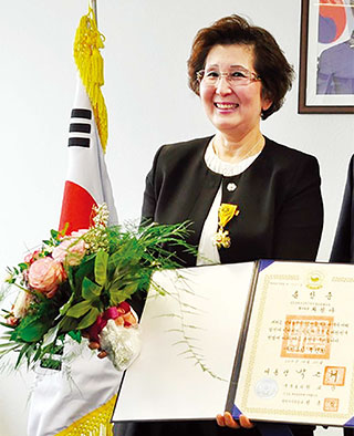 35년간 독일에서 간호사로 일해온 최월아 북유럽협의회장이 한국 정부로부터 받은 국민훈장증을 펼쳐 보이고 있다.