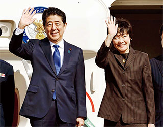 2016년 11월 17일 도쿄의 하네다 공항을 출국하는 아베 일본 총리 부부. 같은 날 뉴욕에 도착한 아베는 트럼프 당선인을 만나 일본의 의견을 전달했다.