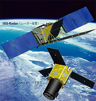 일본이 쏘아 올린 2세대 정보수집위성. 위는 레이더 위성이고 아래는 광학위성이다. 위성 전력은 5 대 2의 비율로 일본이 한국보다 세다.