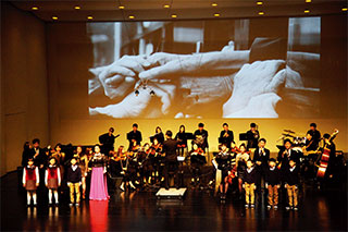 2016년 10월 23일 안산 예술의 전당에서 열린 평화통일음악회에서 어린이 합창단이 통일 동요를 발표하고 있다.